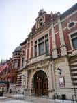 Fachada principal del Athenaeum con arquitectura histórica y detalles ornamentales