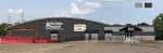 Vista exterior del 8 Seconds Saloon con su distintiva fachada industrial