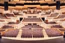Interior del auditorio principal con butacas rojas dispuestas en gradas