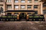 Fachada exterior del restaurante Fogo de Chão Liverpool con entrada principal y decoración festiva