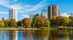 Vista del lago de Loring Park con edificios urbanos al fondo