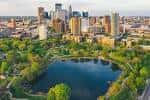 Vista aérea panorámica de Loring Park y el skyline de Minneapolis
