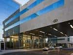 Fachada moderna del Sofitel London Heathrow con entrada principal y marquesina