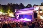 Concierto nocturno en el anfiteatro con iluminación escénica