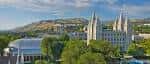 Panorámica diurna del Temple Square con el Templo de Salt Lake City al fondo y montañas en el horizonte