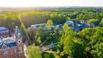 Vista aérea del campus de Emory University rodeado de árboles en un día soleado