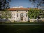 Fachada clásica de un edificio histórico de Emory University con columnas y escalinata