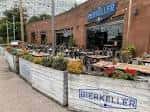 Vista exterior del Bierkeller Liverpool con terraza y decoración de madera