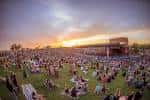 Vista panorámica del anfiteatro al atardecer con el público en las gradas