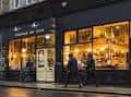 Fachada exterior del bar Friends of Ham en Leeds por la noche