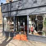 Fachada exterior de Bowery Visual Arts en Leeds con escaparates y entrada