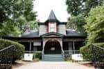 Vista exterior del Hammonds House Museum en Atlanta, mostrando su arquitectura victoriana rodeada de vegetación