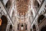 Vista interior de la nave central con bóveda de madera tallada y arcos góticos