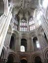 Ábside de Norwich Cathedral con ventanales góticos y detalles arquitectónicos en piedra