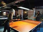 Interior del Roxy Ball Room con mesa de ping pong y ambiente festivo