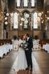 Ceremonia de boda en el interior del Left Bank Leeds con decoración de luces colgantes