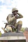 Vista de la estatua del soldado arrodillado en el parque