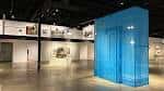 Espacio expositivo dentro del Warehouse con instalación artística azul