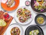 Platos de comida mexicana auténtica servidos en mesa