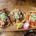 Tacos al pastor con guarniciones frescas