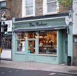 Fachada del local The Parlour en Londres con diseño elegante y ventanales amplios
