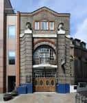 Fachada principal de Conway Hall con arquitectura clásica y detalles en piedra