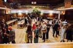 Evento social en el salón principal de Conway Hall con decoración floral y ambiente acogedor