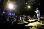 Escenario con comediante en actuación frente al público