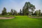 Vista panorámica del campo de golf con árboles y cielo despejado