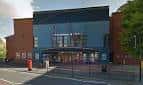 Fachada exterior del Crescent Theatre en Birmingham durante el día