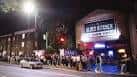 Fachada nocturna de The Blues Kitchen Brixton con cartel iluminado y cola de personas