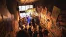 Interior acogedor del local con decoración artística y público disfrutando del ambiente