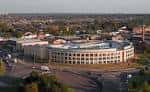 Vista aérea del edificio circular del Joseph Chamberlain Sixth Form College en Birmingham