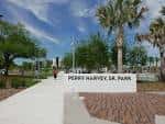Entrada principal del Perry Harvey Sr. Park con señalización clara y entorno paisajístico