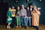 Grupo de autores y artistas posando en el escenario del White Rabbit Cabaret