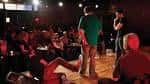 Evento literario o lectura en vivo con audiencia sentada frente al escenario