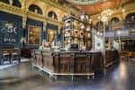 Interior del bar principal con barra de madera y decoración victoriana
