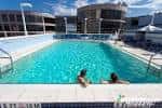 Piscina al aire libre del hotel con personas disfrutando del agua