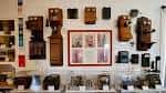 Interior del museo mostrando colección de teléfonos antiguos en exhibición