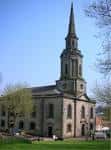 Vista exterior de St Paul's Church en Birmingham con su característica torre y aguja
