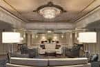 Sala de estar elegante con mobiliario moderno y lámparas decorativas