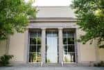 Fachada principal del Simmons Pioneer Memorial Theatre con columnas y grandes ventanales