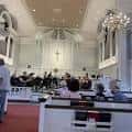 Interior del templo durante un evento con orquesta y decoración elegante