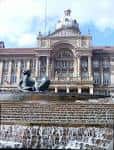 Fachada del Council House con fuente decorativa y esculturas en el primer plano