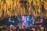Interior del club XOYO con iluminación de neón y público