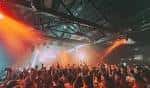Escenario del club con luces rojas y multitud