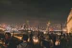 Terraza exterior de XOYO con vistas nocturnas a Birmingham
