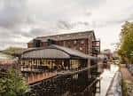 Vista exterior del complejo The Bond con su arquitectura industrial junto al canal