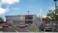 Vista exterior del Bingley Hall con estacionamiento y cielo despejado