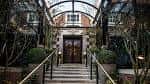Entrada principal del The Bloomsbury Hotel con escalinata y techo de cristal